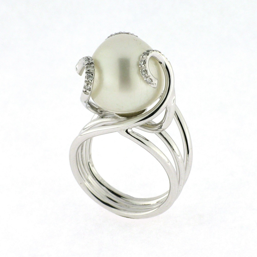 Ring with diamonds and pearl
