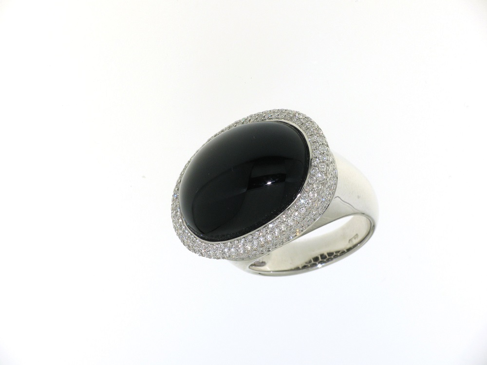 Ring with oval cabocion onyx