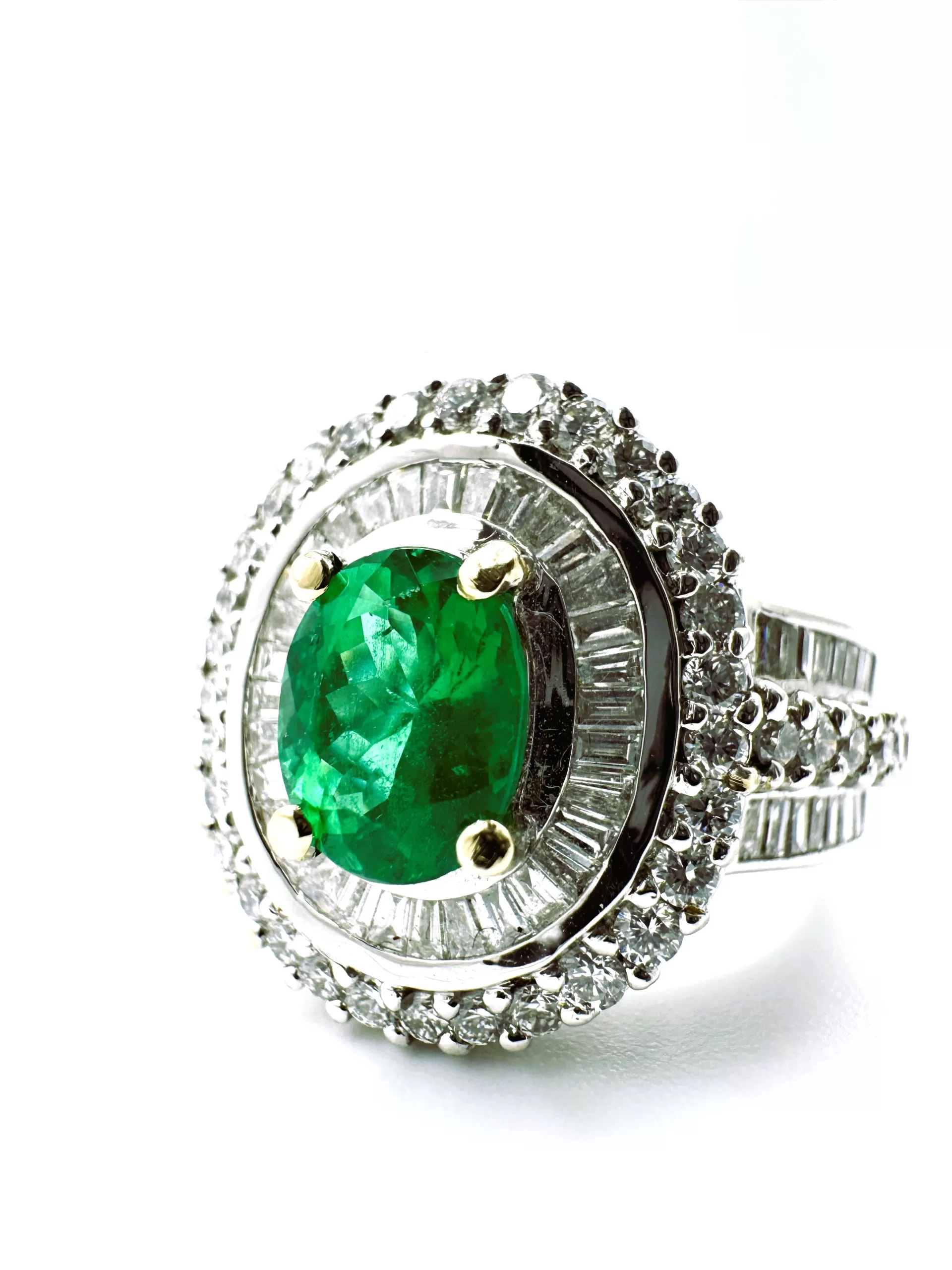 Ring with Diamonds and Emerald oval