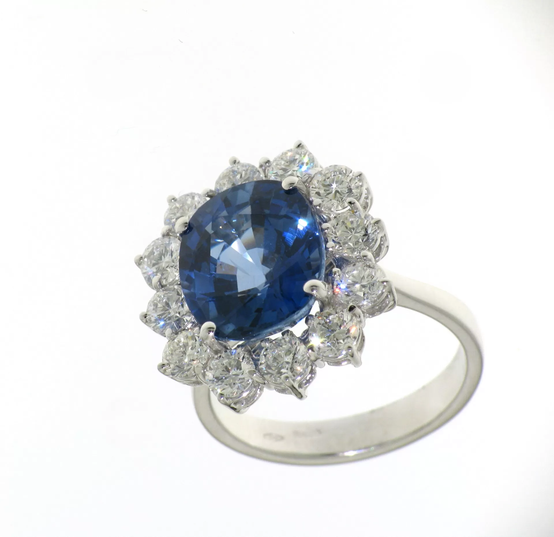 Ring with Diamonds and oval Sapphire