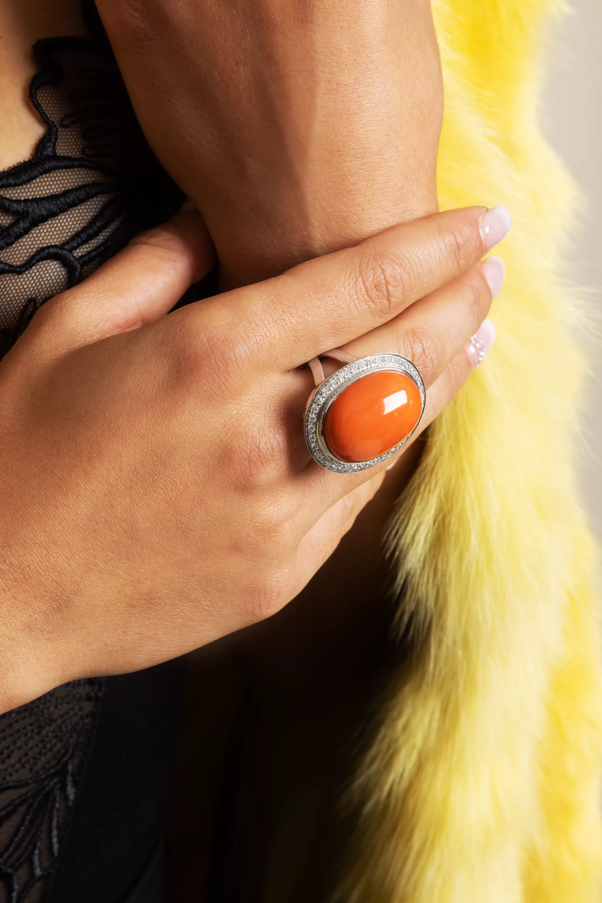 Ring with Diamonds and Coral cabocion
