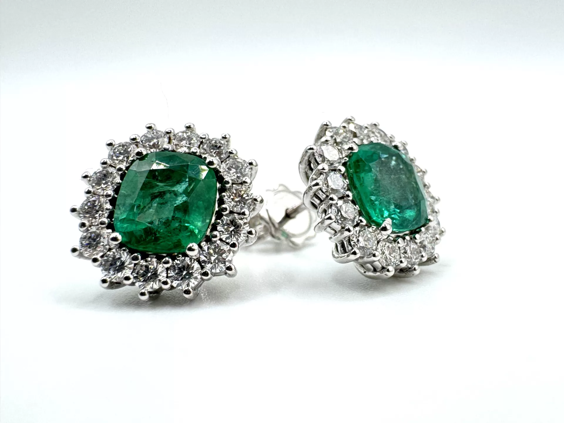 Earrings Margherita with Diamonds and cushion Emerald